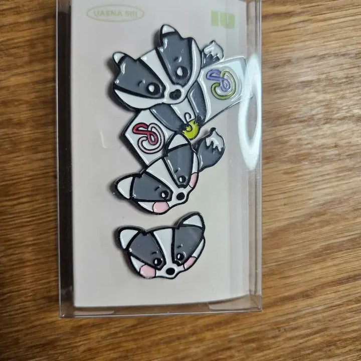 [BUNJANG] IU Uaena 5th Generation Badger Set (Official, Sealed) / [공식] 아이유 유애나 5기 오소리 뱃지 세트 (미개봉)
