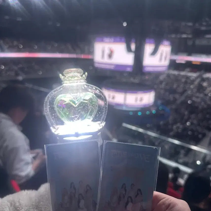 [BUNJANG] IVE Official Light Stick Version 2 / 아이브 응원봉 버전2 팝니다