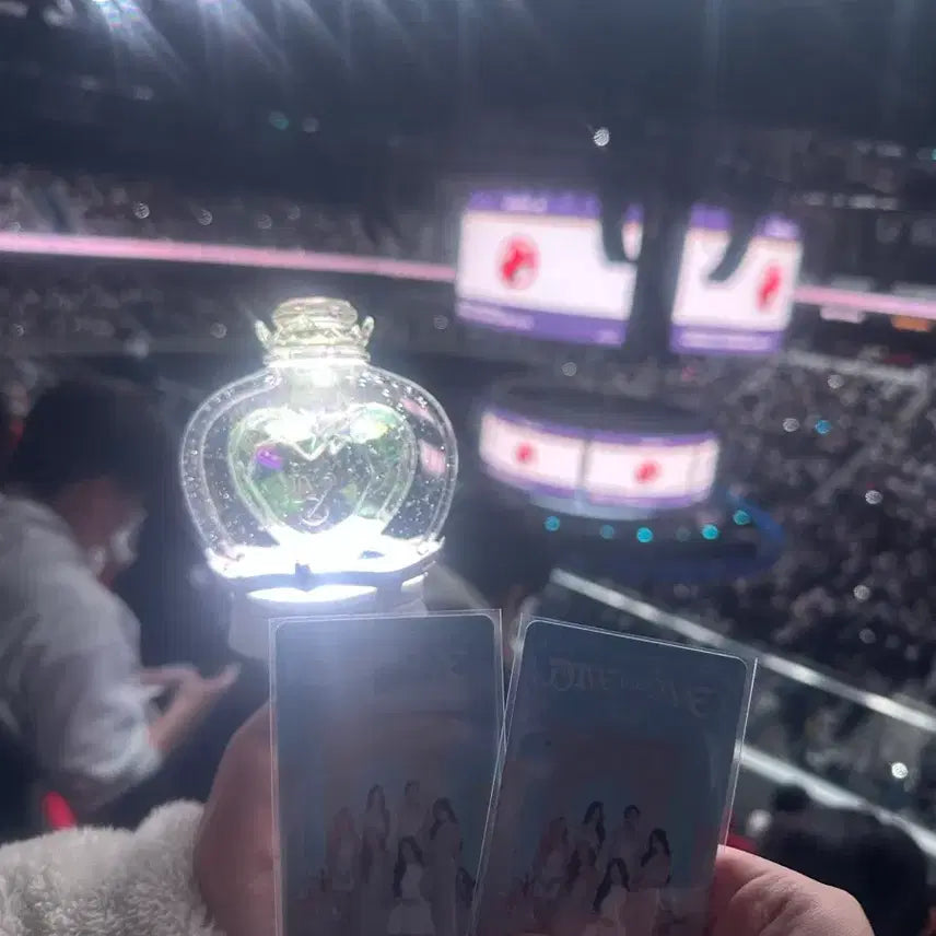 [BUNJANG] IVE Official Light Stick Version 2 / 아이브 응원봉 버전2 팝니다