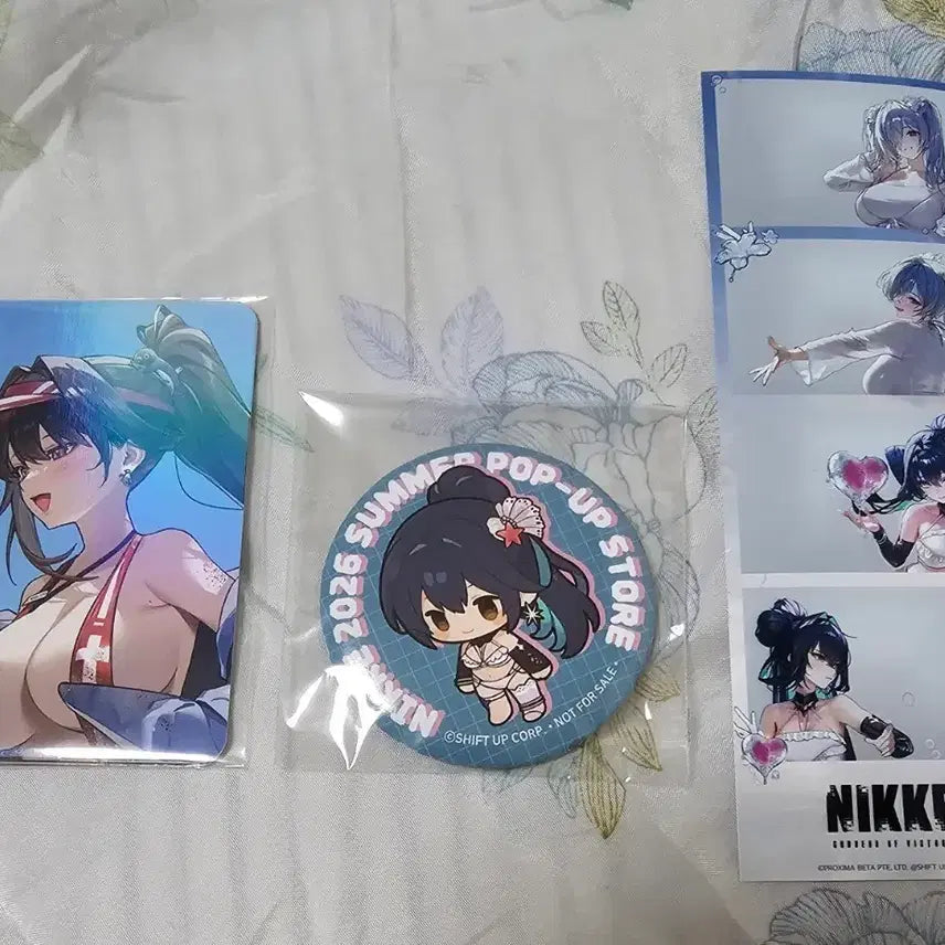 [BUNJANG] Nikke 2026 The Hyundai Popup Store Photocard &amp; Can Badge Bundle Set / 니케 2026 더현대 1주차 포토카드, 캔뱃지 일괄