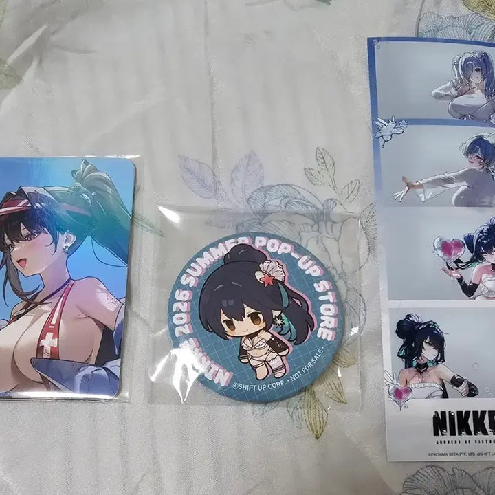 [BUNJANG] Nikke 2026 The Hyundai Popup Store Photocard &amp; Can Badge Bundle Set / 니케 2026 더현대 1주차 포토카드, 캔뱃지 일괄