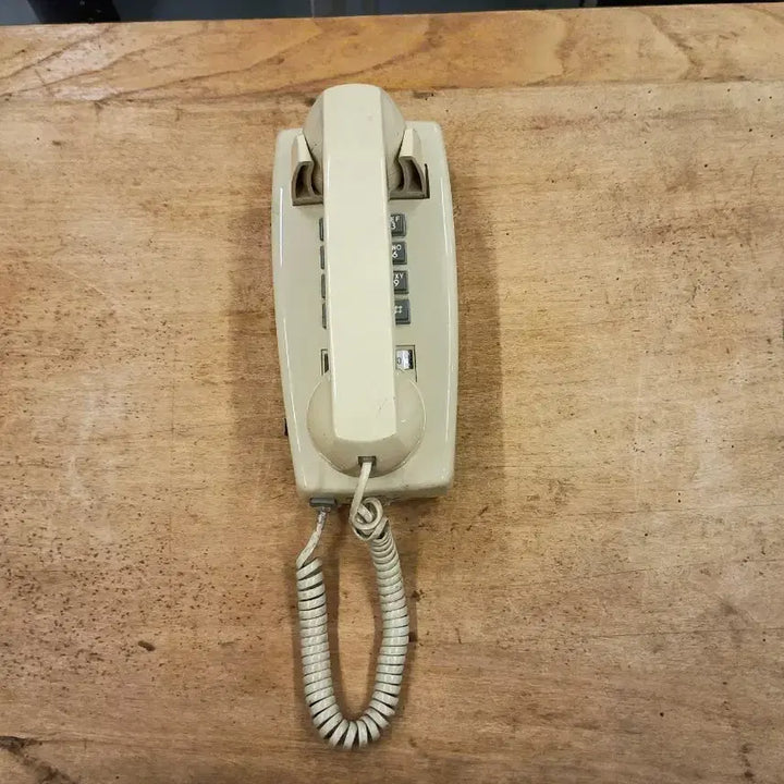 [BUNJANG] Cortelco Push-Button Wall-Mounted Corded Telephone / 미국 코텔코(Cortelco)사에서 제작된 클래식한 푸시버튼 방식의 벽걸이용 유선 전화기