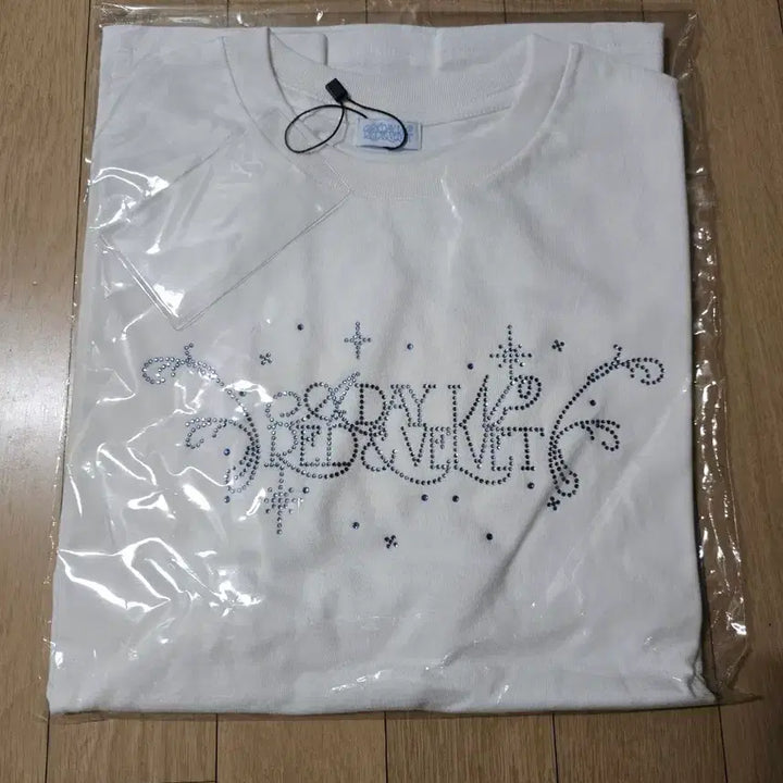 [BUNJANG] Red Velvet A Day in Red &amp; Velvet T-Shirt (Day Ver.) / 레드벨벳 팬콘 A Day in Red &amp; Velvet 티셔츠(Day Ver.)(포카x)
