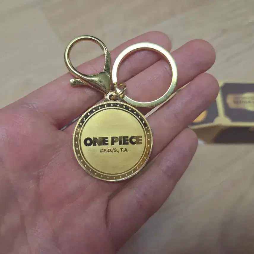 [BUNJANG] One Piece Yonko Emblem Gold Medal Keyring - Blackbeard (New) / 원피스 사황 엠블럼 골드 메달 키링 검은수염 새상품