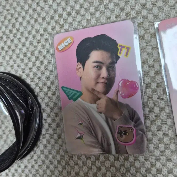 [BUNJANG] KumaYusi Eve 1st/2nd Photocard Bundle with Medicine Case &amp; Sticker / 구마유시 이브 1차2차 포카와 약케이스.구마유시스티커 일괄