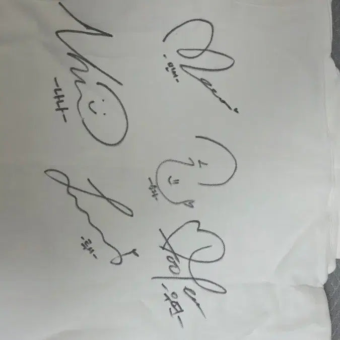 [BUNJANG] W Kiara All Members Signed Hoodie / 우아 전멤버 친필 싸인 후드티