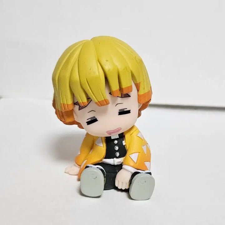 [BUNJANG] Zenitsu Shoulder Hug Gacha Figure / 젠이츠 어깨쿵 가챠 피규어