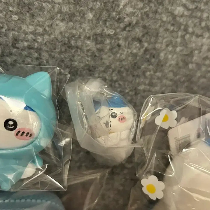 [BUNJANG] Hachiwara Figure, Doll, Keychain, and Wallet Set / 하치와레 피규어 인형 키링 지갑 세트