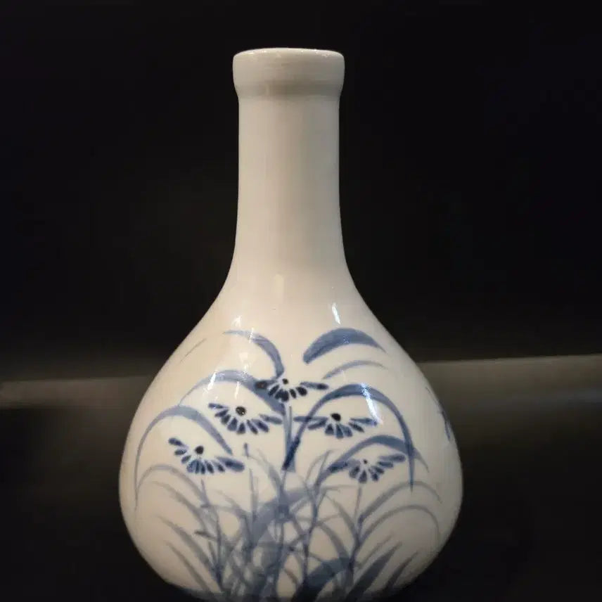 [BUNJANG] Joseon Dynasty White Porcelain Celadon Vase with Orchid and Bamboo Design / 백자 청화 난죽문 병