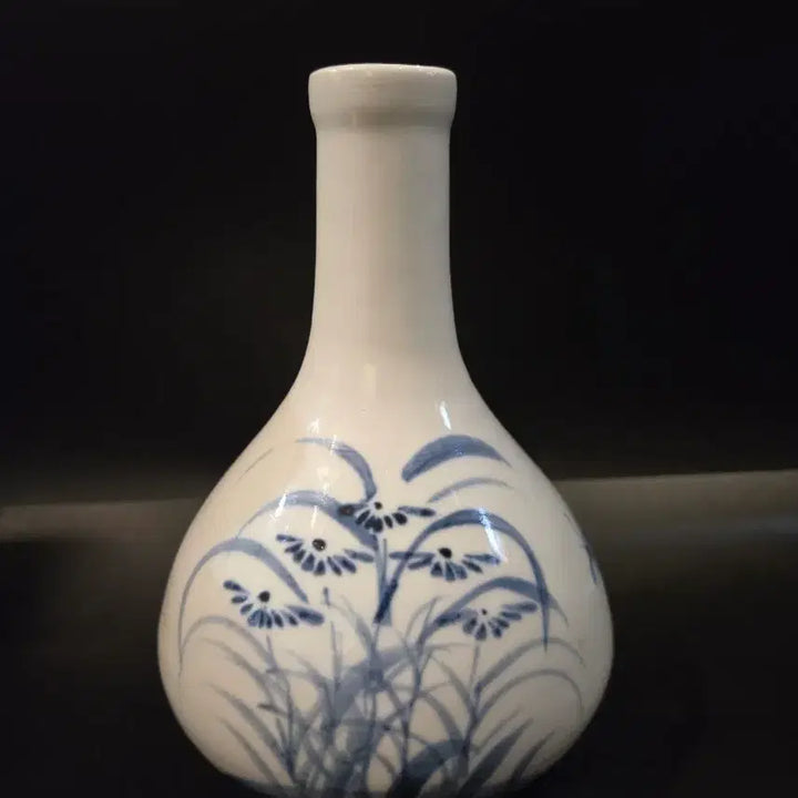 [BUNJANG] Joseon Dynasty White Porcelain Celadon Vase with Orchid and Bamboo Design / 백자 청화 난죽문 병