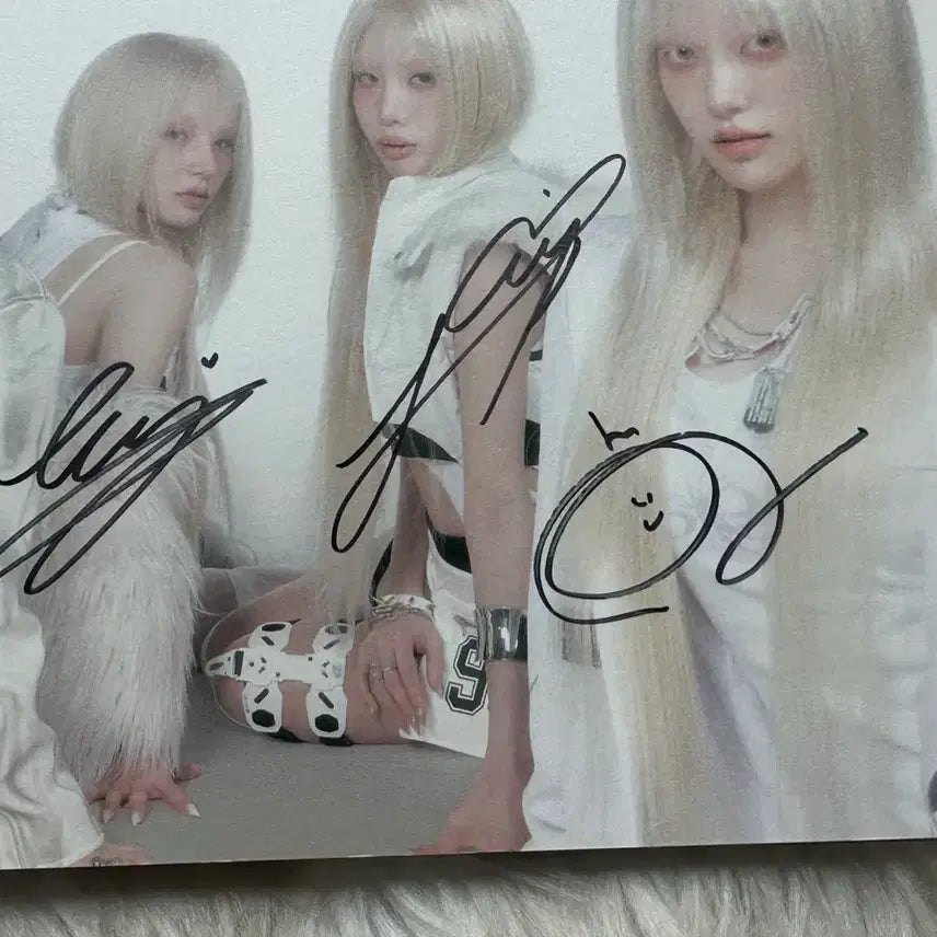 [BUNJANG] ARTMS "Hyper-Ego" Album with Autographed Signatures / ARTMS 아르테미스 친필 싸인 앨범