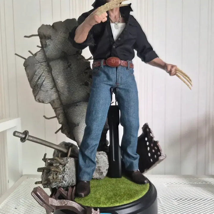 [BUNJANG] Hot Toys Wolverine Figure with Custom Dog Tag Necklace / 울버린 핫토이 피규어 (박스있음)and 커스텀 군번줄 목걸이