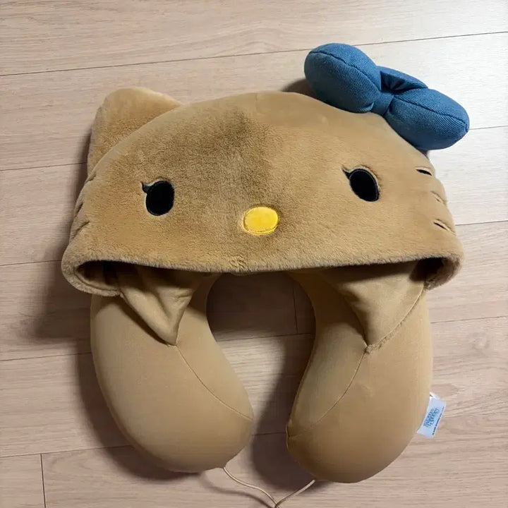 [BUNJANG] TBH x Hello Kitty Neck Pillow / TBH 헬로키티 목쿠션