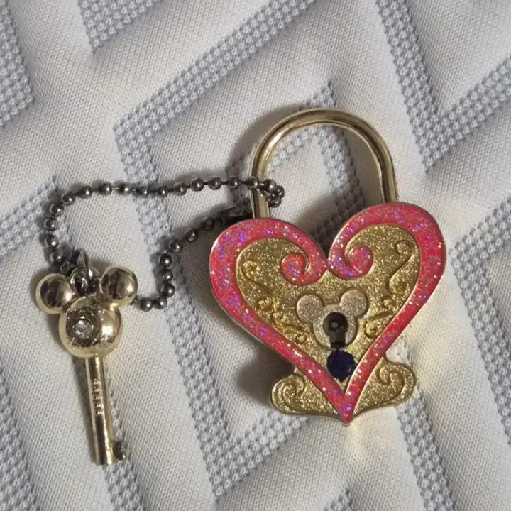 [BUNJANG] Limited Edition Hong Kong Disneyland Heart Lock &amp; Key Set / 고전 한정판 홍콩 디즈니랜드 하트 자물쇠 열쇠 SET 고전문구 고전완구 디즈니