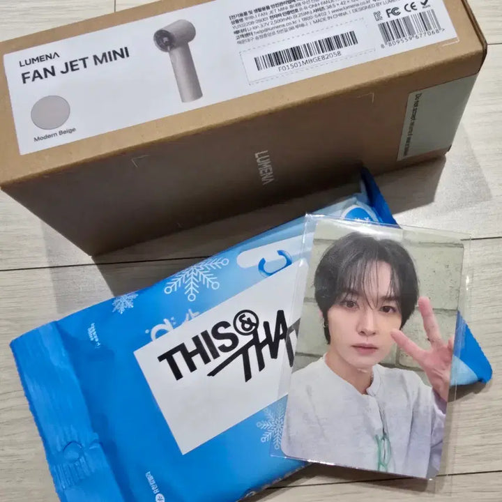 [BUNJANG] Stray Kids Lee Know Ddeung Ddeung Official Photocard + Fan / 스키즈 디스앤댓 리노 공방 2주차 공방 포카 + 선풍기