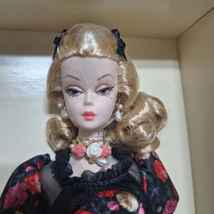 [BUNJANG] Barbie Black Rose Dress Collector Silkstone Fiorella Doll (Sealed) / 바비인형 블랙 로즈 드레스 컬렉터 실크스톤 피오렐라 미개봉