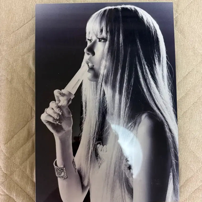 [BUNJANG] LE SSERAFIM Kazuha Signed Lucky Draw Frame / 르세라핌 카즈하 액자 팝니다 굿즈 팬미팅 콘서트 싸인 럭드 이즈위 포카