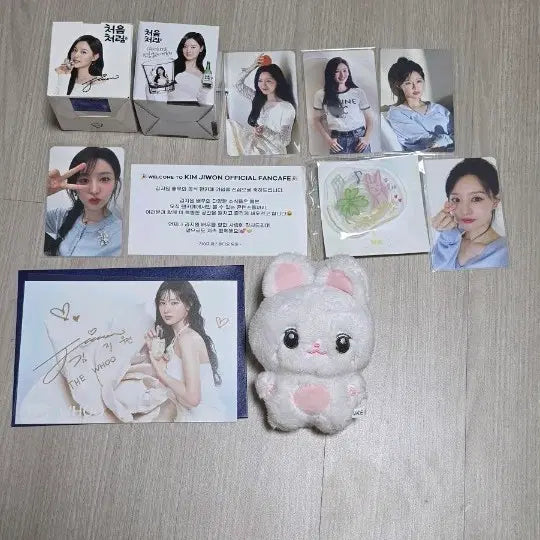 [BUNJANG] Kim Jiwon Fan Cafe Event Bundle: Photocard, Goods, Magazines / 김지원 팬카페 이벤트 포카+굿즈+ 잡지 일괄