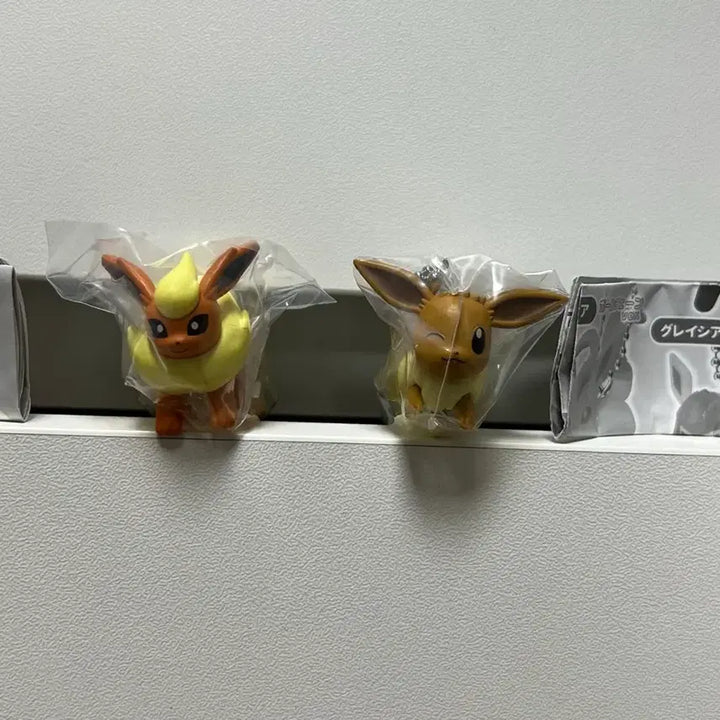 [BUNJANG] Pokemon Eevee &amp; Flareon Dangling Figure Set / 포켓몬스터 (이브이,부스터) 대롱 데롱 연결 가챠 피규어 2종 일괄 굿즈