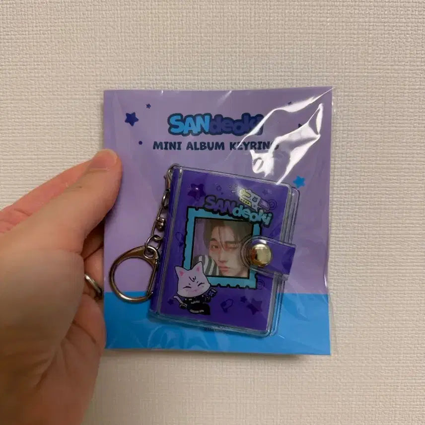 [BUNJANG] ATEEZ ANITEEZ POP-UP STORE [ANITEEZ IN COLOR] Mini Album Keyring / ATEEZ X ANITEEZ POP-UP STORE [ANITEEZ IN COLOR] MD 19. 미니 앨범 키링 (MINI ALBUM KEYRING)