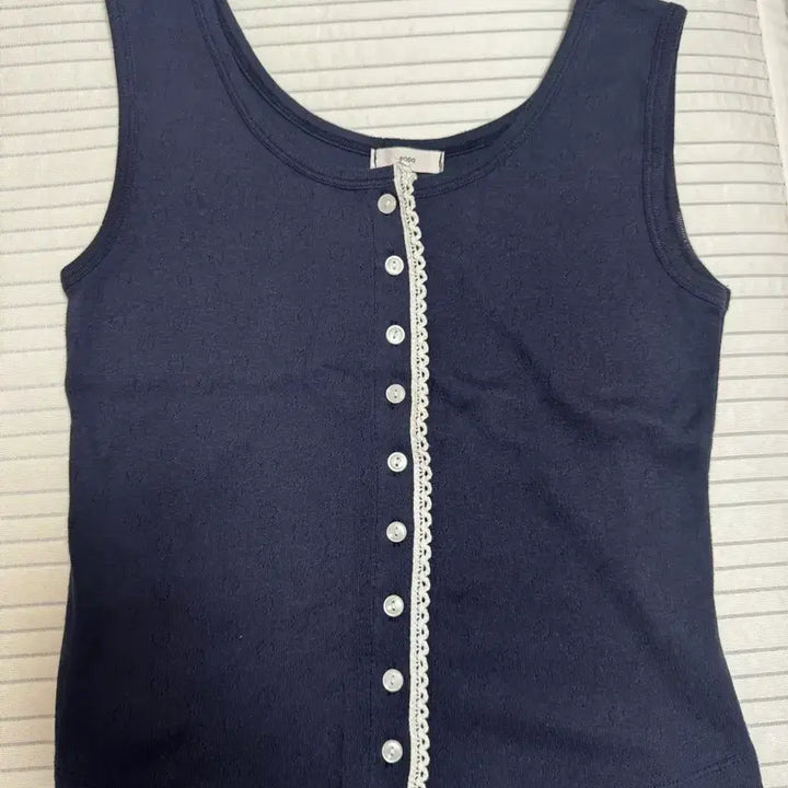 [BUNJANG] Karina Sleeveless Top with Button and Lace Detail / 카리나 슬리브리스 비슷한 민소매