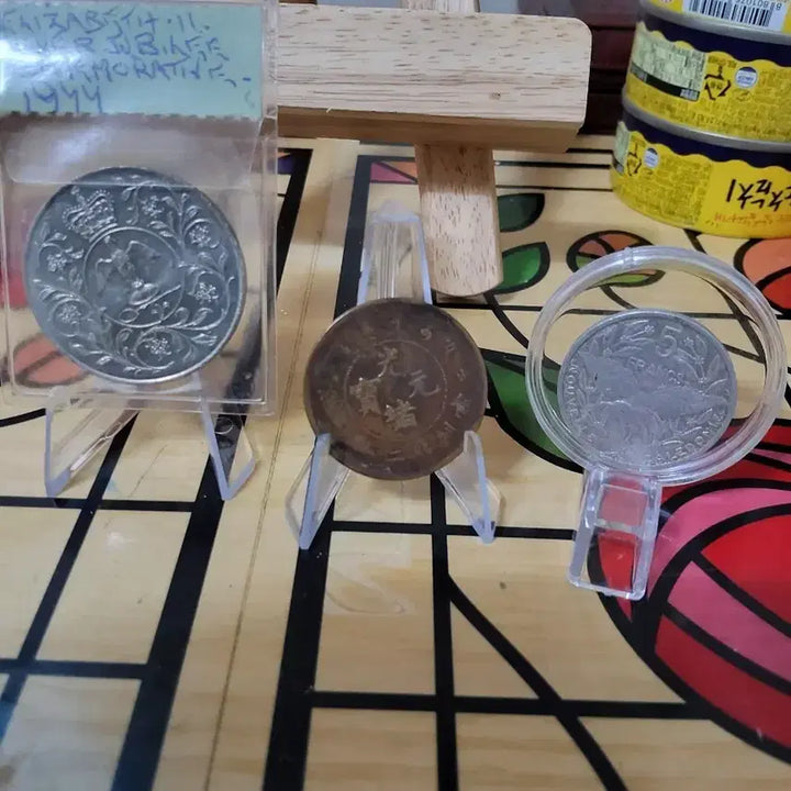 [BUNJANG] Queen Elizabeth II Coronation 10th Anniversary Coin (1977) and Other Coins (Set of 3) / 엘리자베스 2세 즉위 10주년 기념 주화 1977년외 2점