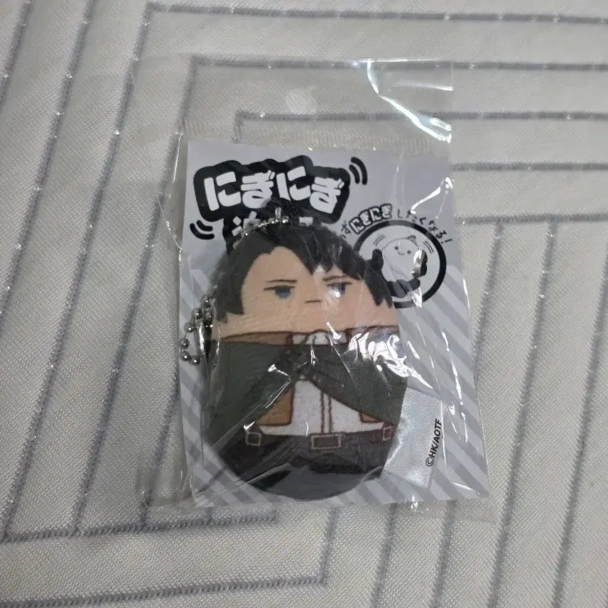 [BUNJANG] Attack on Titan Levi Niginigi no Rakuen Keyring (Sealed) / [미개봉] 진격의 거인 니기니기의 낙원 리바이 키링 정품