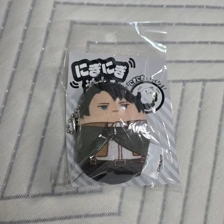 [BUNJANG] Attack on Titan Levi Niginigi no Rakuen Keyring (Sealed) / [미개봉] 진격의 거인 니기니기의 낙원 리바이 키링 정품