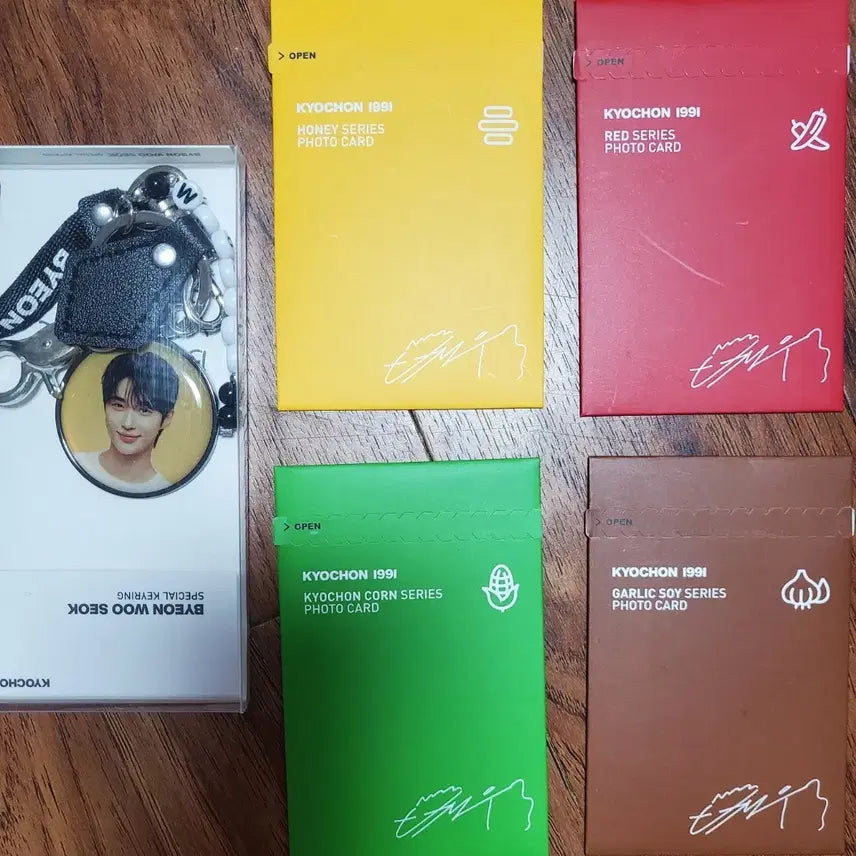 [BUNJANG] Byeon Woo Seok Kyochon Photocard Set (4 Types, Sealed) + Keychain / 변우석 교촌 포토카드 미개봉 4종 + 변우석 키링