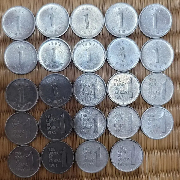 [BUNJANG] Bank of Korea 1 Won Coin Collection (1969-1985) / 한국은행 1원 동전 사용제 1969년-1985년