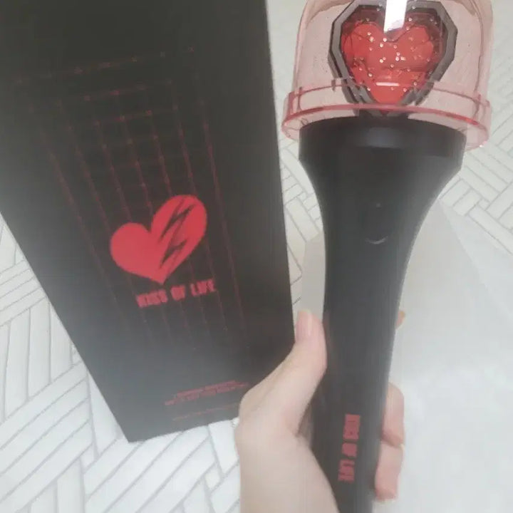 [BUNJANG] KISS OF LIFE Lightstick + Photocard / 키스오브라이프 응원봉 (키오라) + 포카 팝니다 (포토카드)