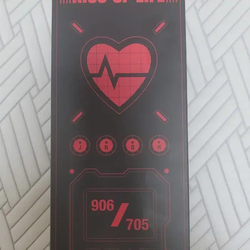 [BUNJANG] KISS OF LIFE Lightstick + Photocard / 키스오브라이프 응원봉 (키오라) + 포카 팝니다 (포토카드)