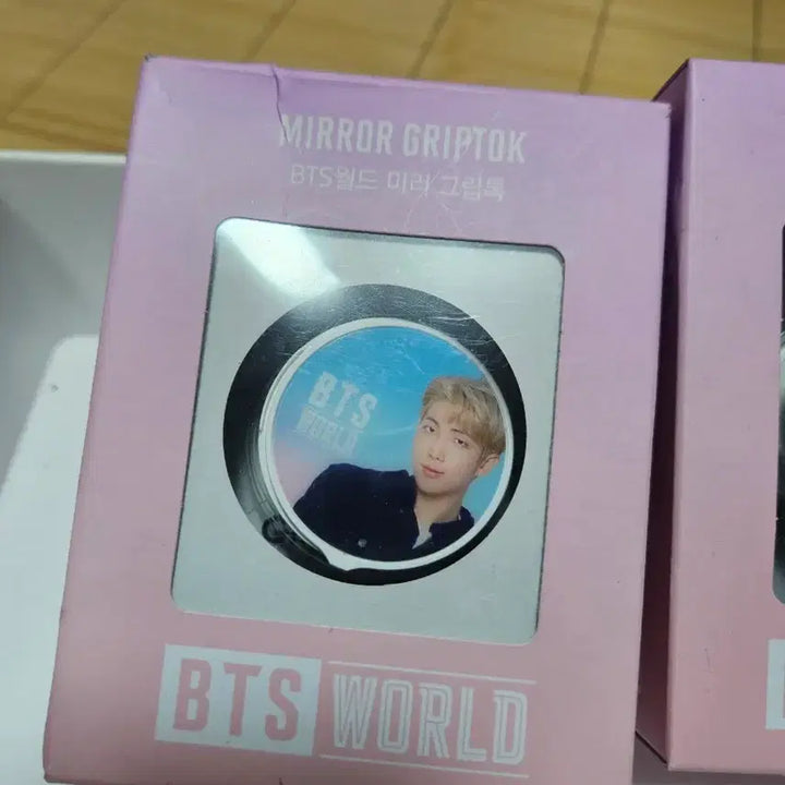 [BUNJANG] BTS WORLD Official Mirror Grip Tok RM + SUGA / BTS WORLD 공식 미러 그립톡 RM + SUGA / 2019년 굿즈 / 방탄소년단