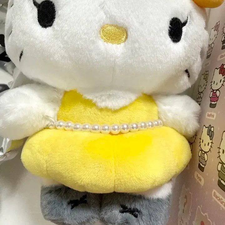 [BUNJANG] Hello Kitty x Jisoo Plush Keychain Blind Box Yellow / 헬로키티 x 지수 플러시 키링 블라인드 박스 옐로우