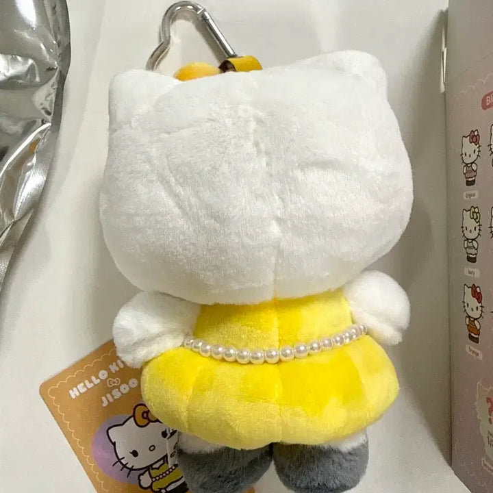[BUNJANG] Hello Kitty x Jisoo Plush Keychain Blind Box Yellow / 헬로키티 x 지수 플러시 키링 블라인드 박스 옐로우