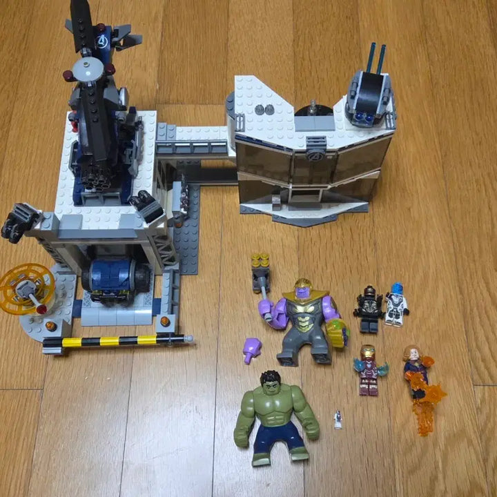 [BUNJANG] LEGO Marvel 76131 Avengers Compound Battle Set (Complete with Large Hulk/Thanos Figures) / [정품] 레고 마블 76131 어벤져스 연합 전투 (헐크/타노스 대형 피겨 포함 완비)