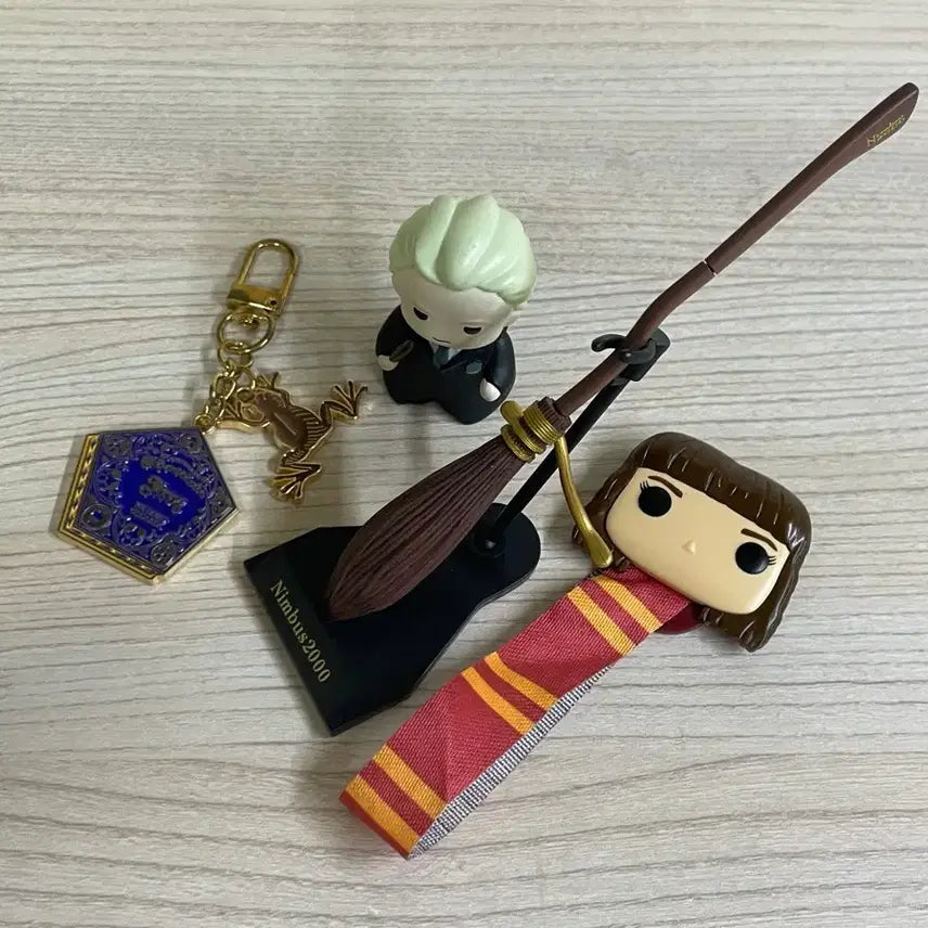 [BUNJANG] Harry Potter Chocolate Frog Malfoy Broomstick Gachapon Bundle Set / 해리포터 개구리초콜릿 말포이 킨더조이 빗자루가챠양도