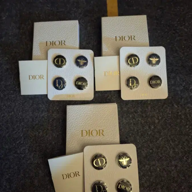 [BUNJANG] Dior 4-Piece Limited Edition Pin Badge Set / [급처]디올 핀뱃지 4종 세트 한정판 명품 DIOR PIN BADGE