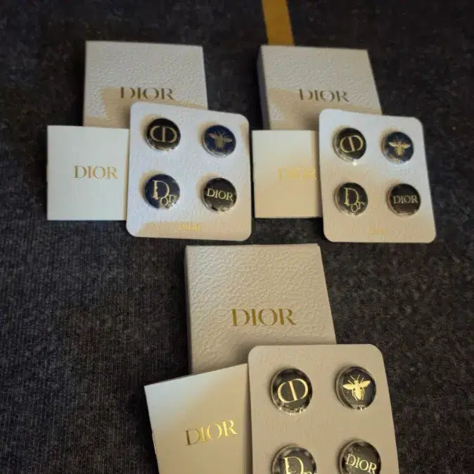 [BUNJANG] Dior 4-Piece Limited Edition Pin Badge Set / [급처]디올 핀뱃지 4종 세트 한정판 명품 DIOR PIN BADGE