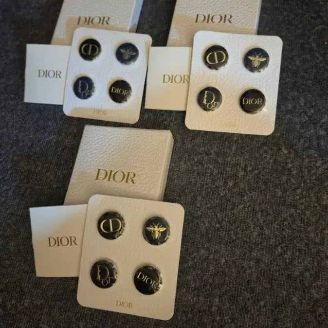 [BUNJANG] Dior 4-Piece Limited Edition Pin Badge Set / [급처]디올 핀뱃지 4종 세트 한정판 명품 DIOR PIN BADGE