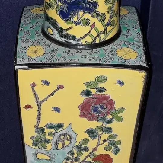 [BUNJANG] Qing Dynasty Kangxi Period Enamel Floral Square Vase / 강희년제 분채 전지화훼 사각화병 높이45 지20 중국도자기 고도자 골통품