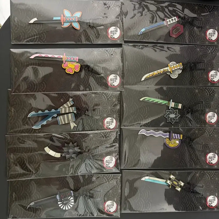 [BUNJANG] Demon Slayer Megabox Nichirin Blade Keychain Full Set (10 Types) with Wooden Stand / (미개봉) 귀멸의 칼날 귀칼 메가박스 일륜도 키링 10종 풀세트 나무 거치대
