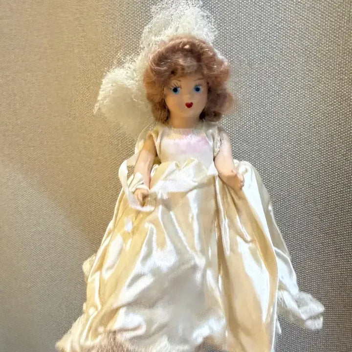 [BUNJANG] Vintage Bride Doll in Satin Wedding Dress / 빈티지 신부 인형 웨딩 드레스