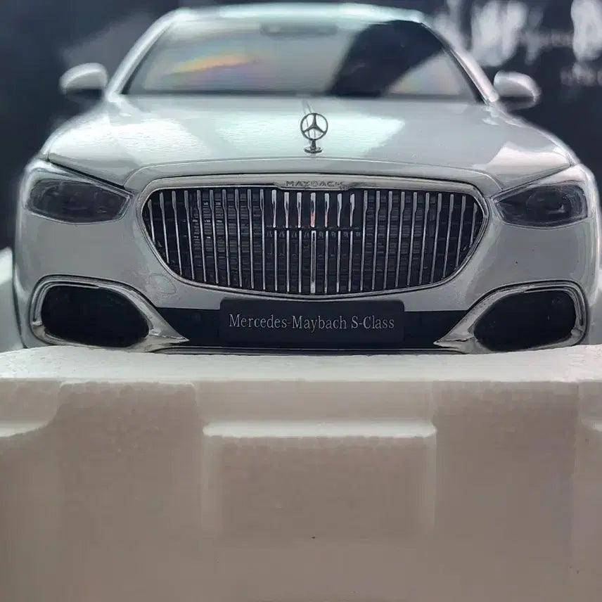 [BUNJANG] Almost Real 1:18 Mercedes-Benz Maybach S680 Silver Limited Edition (300 Units) / 1:18 올모스트리얼 벤츠 마이바흐 S클래스 S680 실버 300대 한정판 다이캐스트