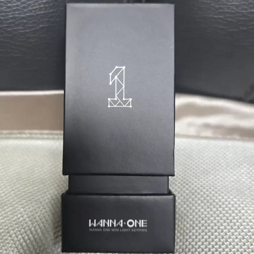 [BUNJANG] Wanna One Official Light Stick Keyring Full Set / [미사용] 워너원 너블봉 키링 풀박스