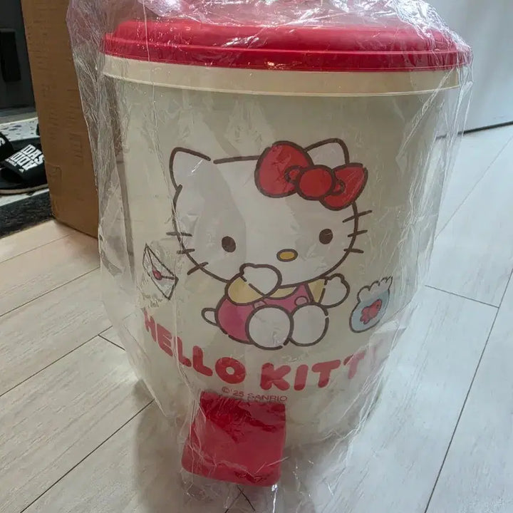 [BUNJANG] Sanrio Hello Kitty Pedal Trash Can New / 산리오 키티 페달 휴지통 쓰레기통 새상품