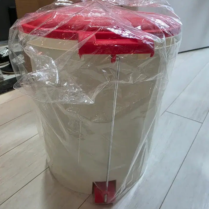[BUNJANG] Sanrio Hello Kitty Pedal Trash Can New / 산리오 키티 페달 휴지통 쓰레기통 새상품