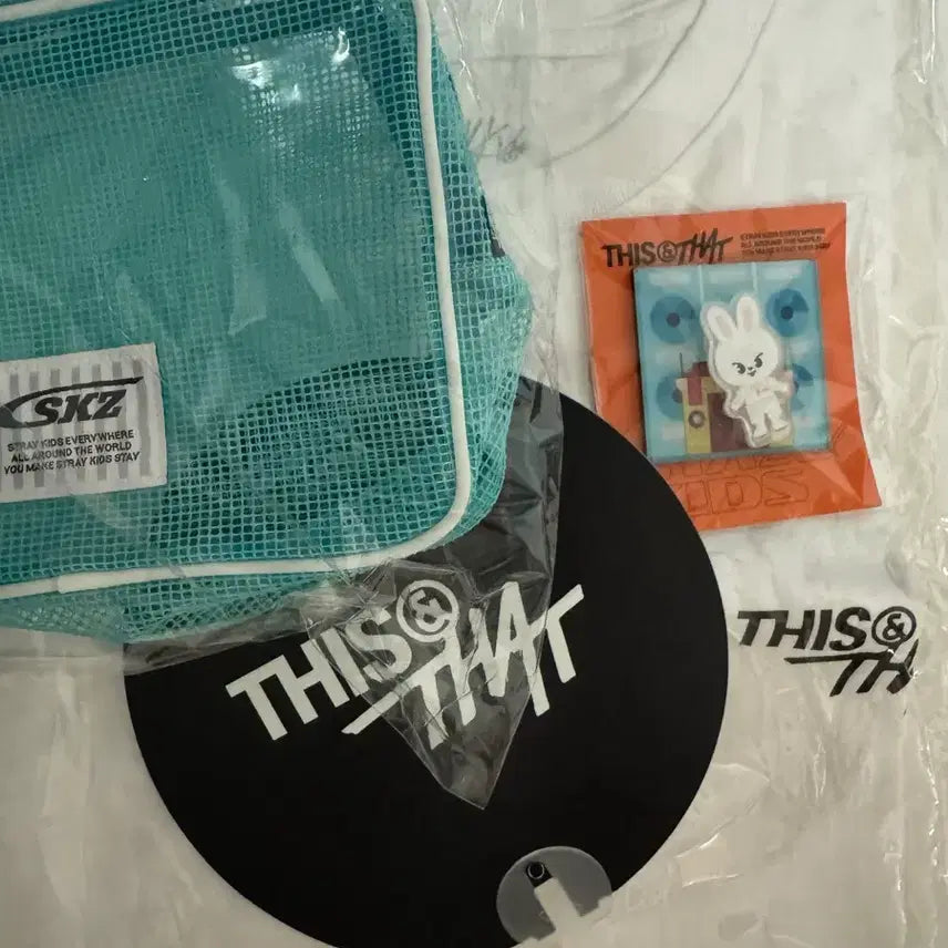 [BUNJANG] Stray Kids This &amp; That After Party Reverse Support T-Shirt, Fan, Rivet, Bangle, Magnet / 스키즈 스트레이키즈 디스앤댓 애프터파티 역조공 티셔츠 부채 리빗 뱅글 마그넷