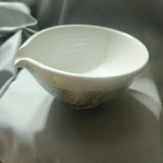 [BUNJANG] Japanese Studio Celadon Porcelain Katakuchi Pitcher with Artist Signature / 일본 작가 도자기 카타쿠치 주기.편구 / 바닥 서명
