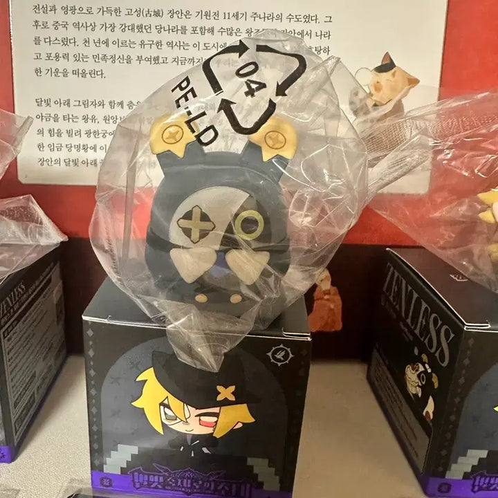 [BUNJANG] JENJONJE Vivian Robin Figure Photocard Bundle Set / 젠존제 비비안 로빈 피규어 포카 일괄